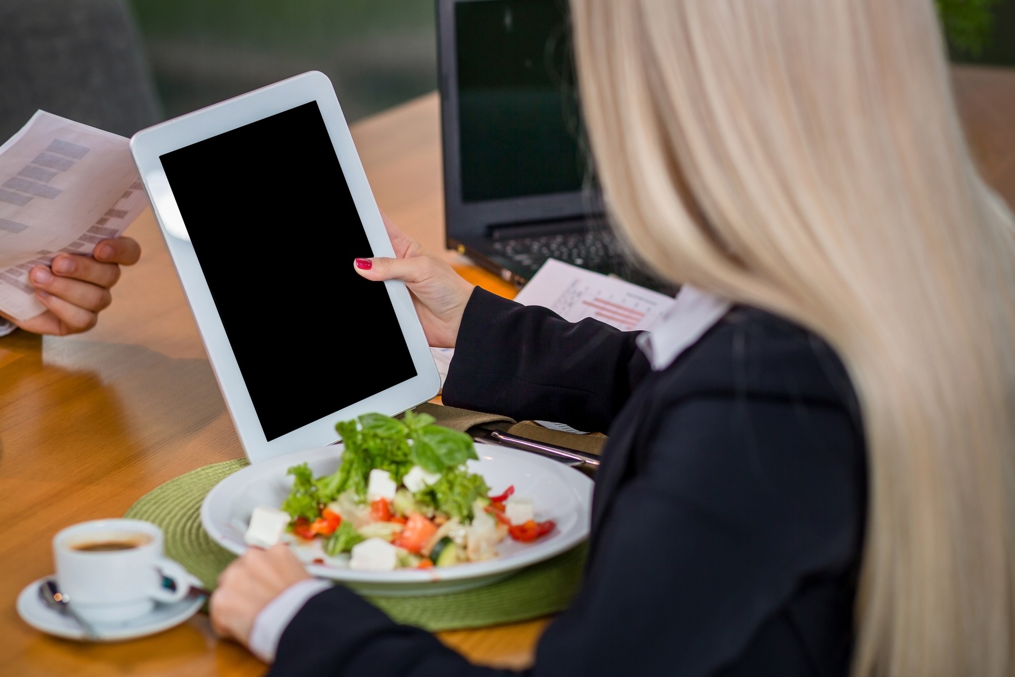 Support specialist with tablet and meal kit